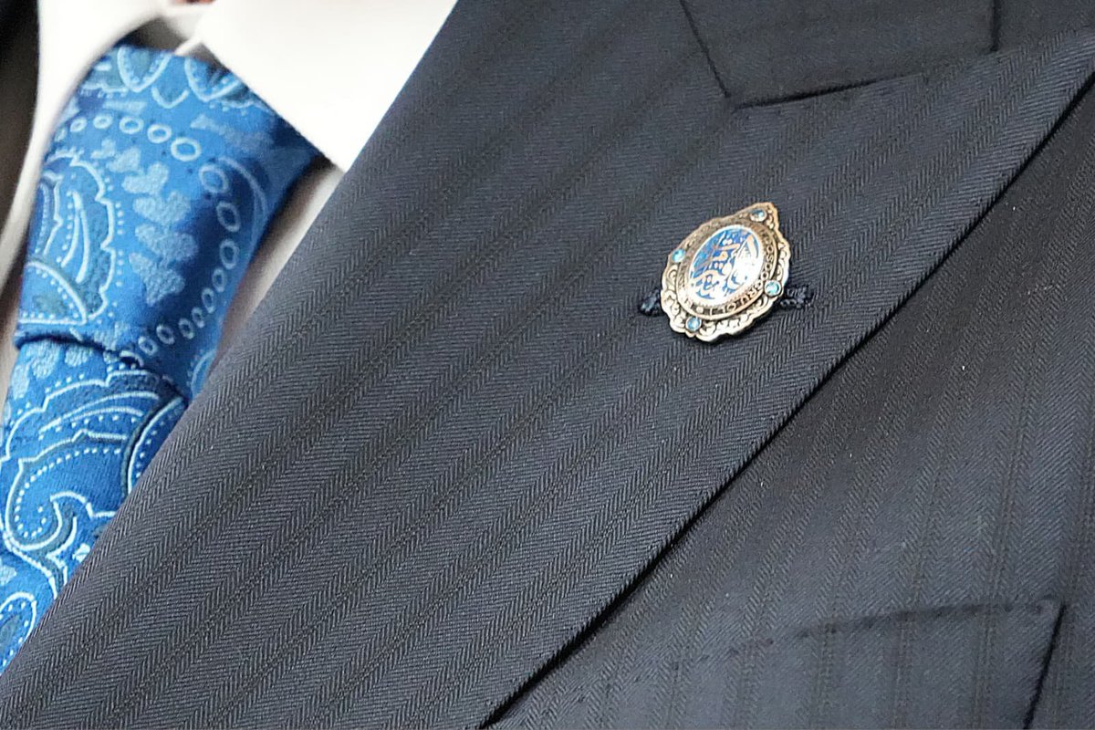 ulkucuhareketr's tweet photo. Liderimiz Devlet Bahçeli'nin gurup toplantısında kullandığı yüzük ve rozet..

Londoz Blue Topaz taşı kullanılan yüzüğünde yer alan "Emrolunduğun gibi dosdoğru ol " ifadesi yer alırken, rozetinde Hud Suresi 112. Ayet'in işlenmiş olduğu görüldü. https://t.co/xGNPkrLnMl