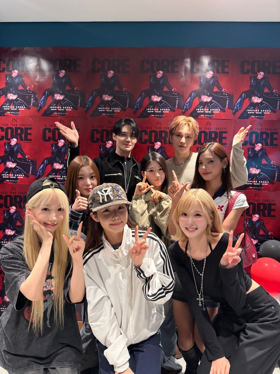 Kkorepo's tweet photo. #ジェジュン＆#ジュンス「#JX」、後輩アーティストたちと心温まる団体ショット…「素敵なアーティストに成長するのが楽しみだ！」
#SAYMYNAME #VAYONN #KEYVITUP 
🔗https://t.co/WYSzSBqTKD https://t.co/j3nsAq57Tw