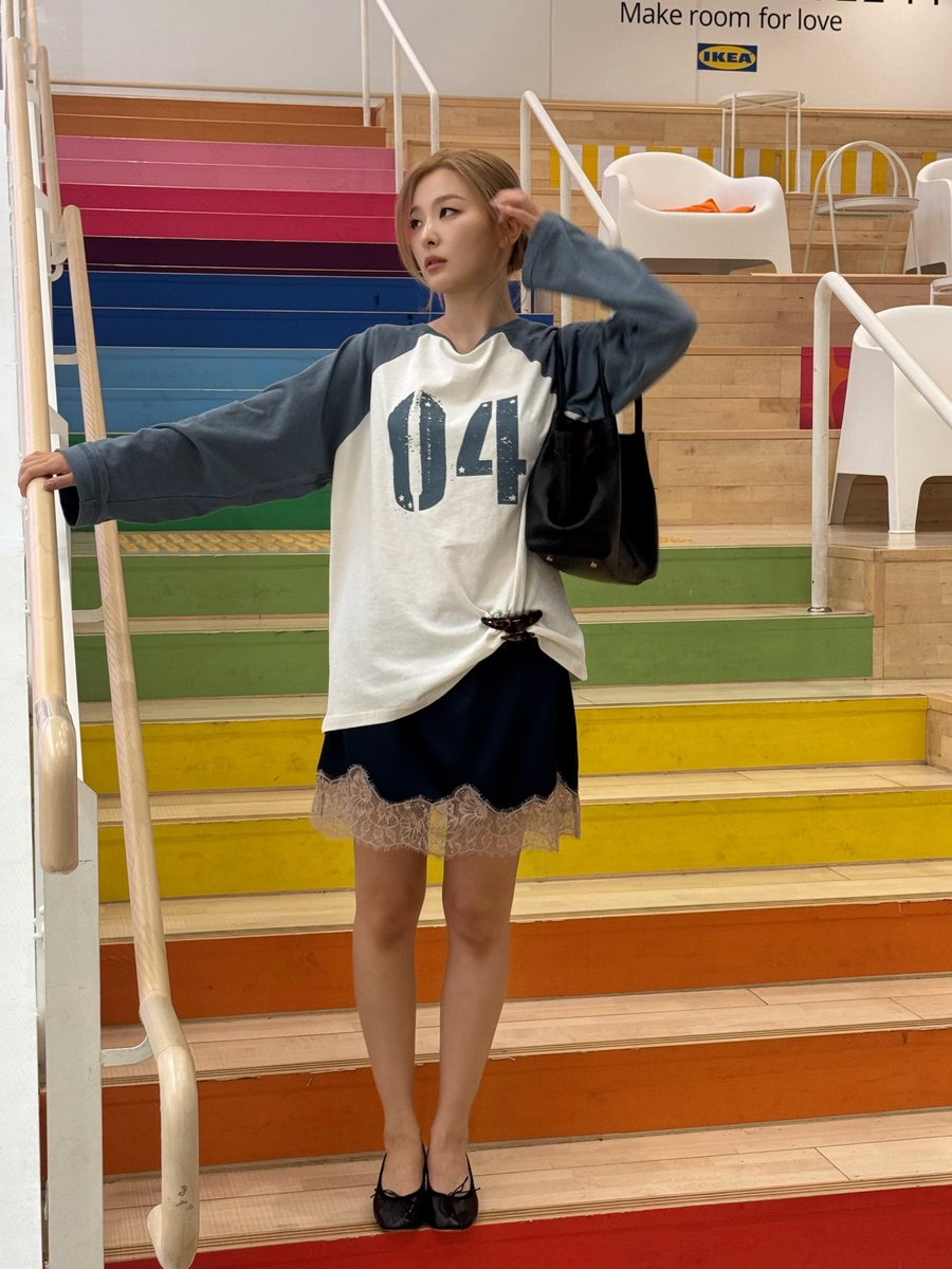 chobom_seulrene's tweet photo. WHAT A WAY TO COME OUT SEULGI 🏳️‍🌈 https://t.co/omUTziUYJn