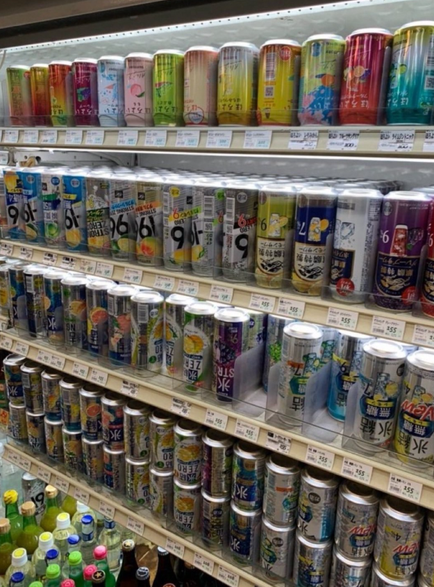Tshepo04023211's tweet photo. この売り場
なんで飲み物が全部逆さまになってるのかずっと気になってたんだけど
やっと理由がわかった、、、
こういうの思いつく人ほんと頭いい天才すぎる
ちゃんと意味あったんだ https://t.co/xArq98Uynd