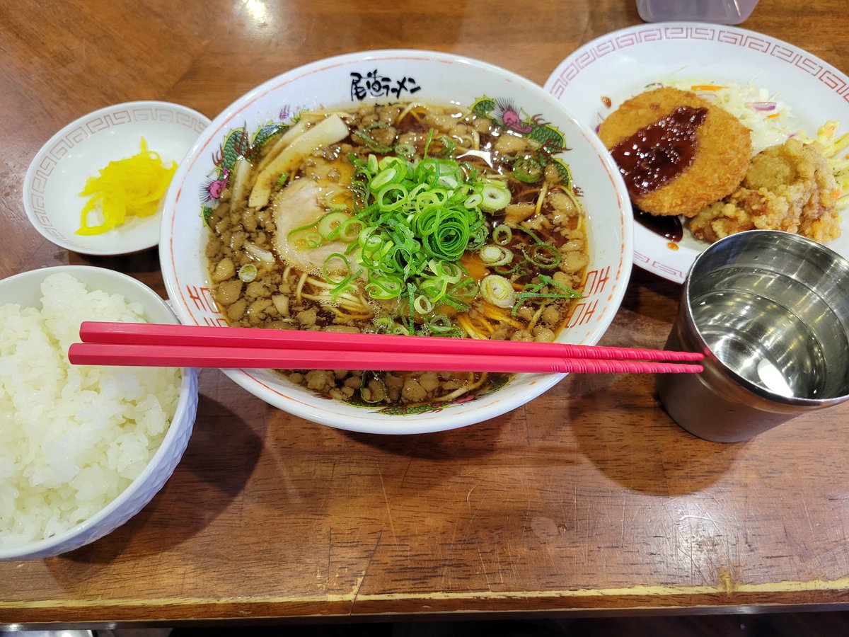 283_Saito's tweet photo. 尾道に来たらということで、駅前でラーメンを食べました　この「日替わり定食」1100円って安すぎ　ご馳走様でした https://t.co/WQ1GNj2vGw