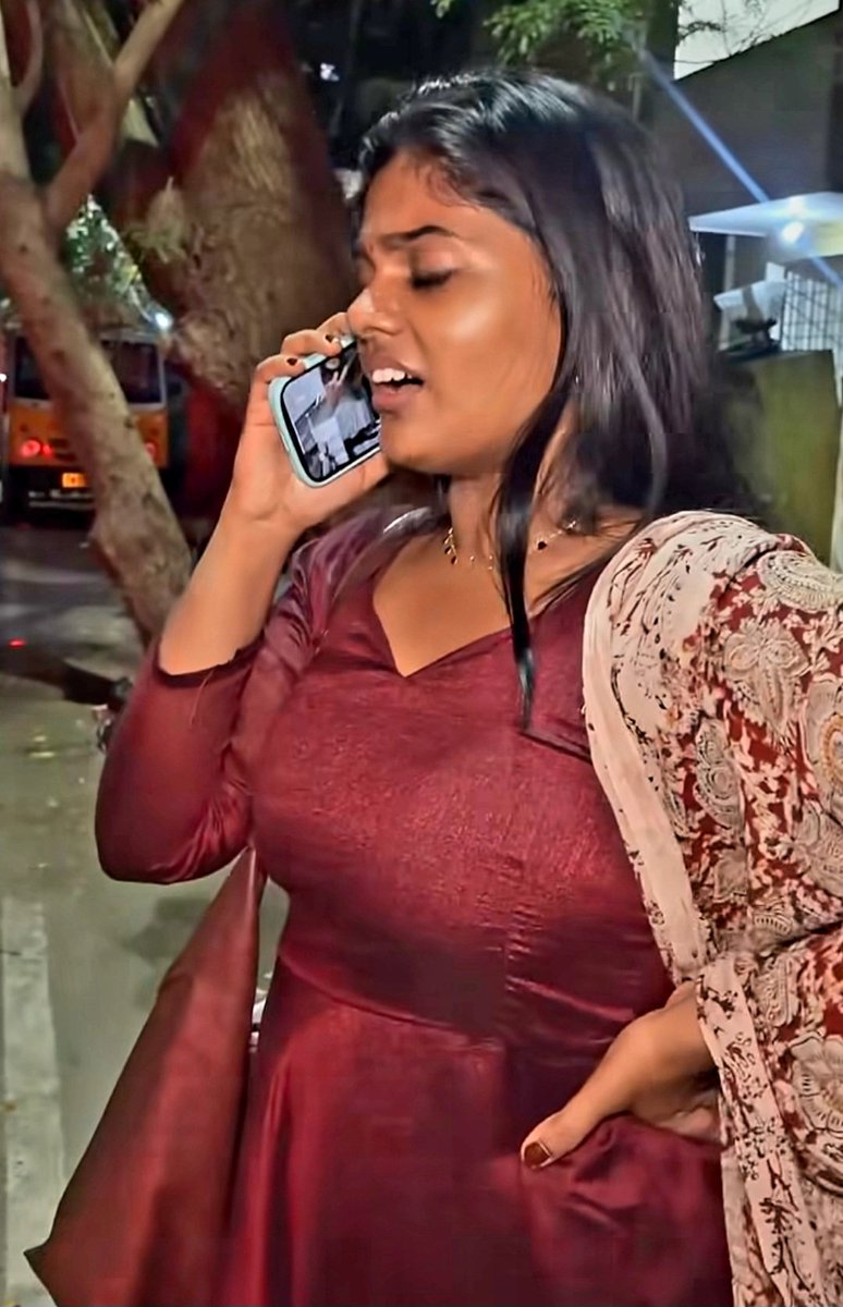 patjanetyt's tweet photo. Preethyy munda 🥵 red light areala nikura item mariye iruka her #molai angaiye pesaiyanum shawl ah avuthu https://t.co/9iFo3mEtvR