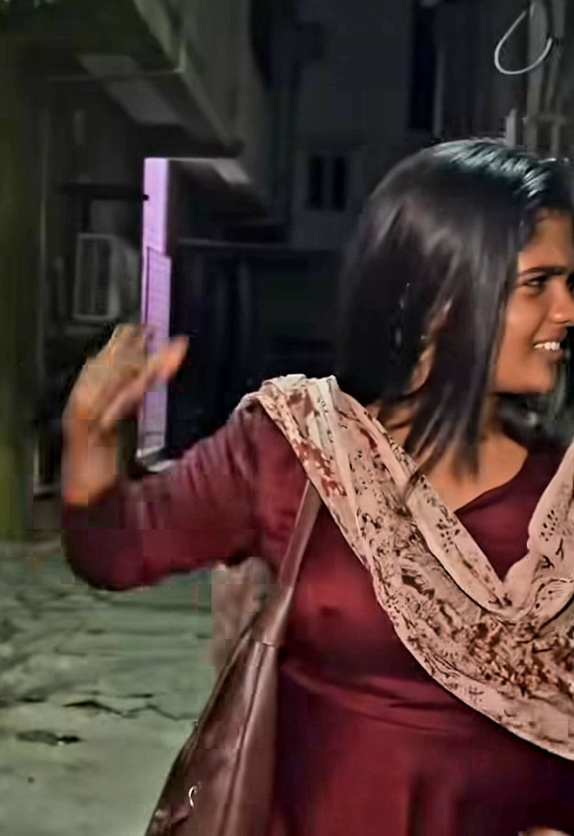patjanetyt's tweet photo. Preethyy munda 🥵 red light areala nikura item mariye iruka her #molai angaiye pesaiyanum shawl ah avuthu https://t.co/9iFo3mEtvR