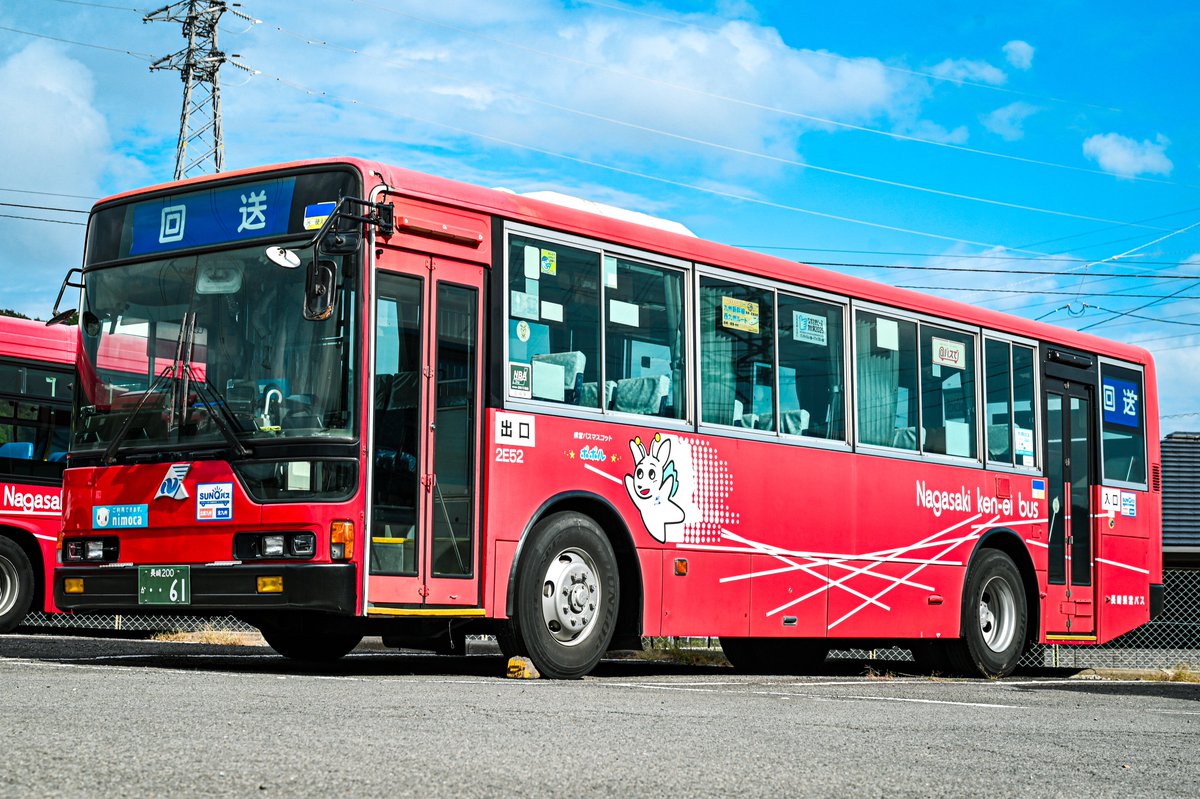 kenei_bus07's tweet photo. 2E52号車
かつて2000年に雲仙準急用として導入された車両。
長距離用なので座席はハイバックシート、メトロ窓にカーテン付きと豪華ワンロマ仕様。
現在は一般路線を走っているので当たるとラッキー？
県営バスでは最後の世代となる前後扉ツーステ車です。 https://t.co/fJTSA8qIEF