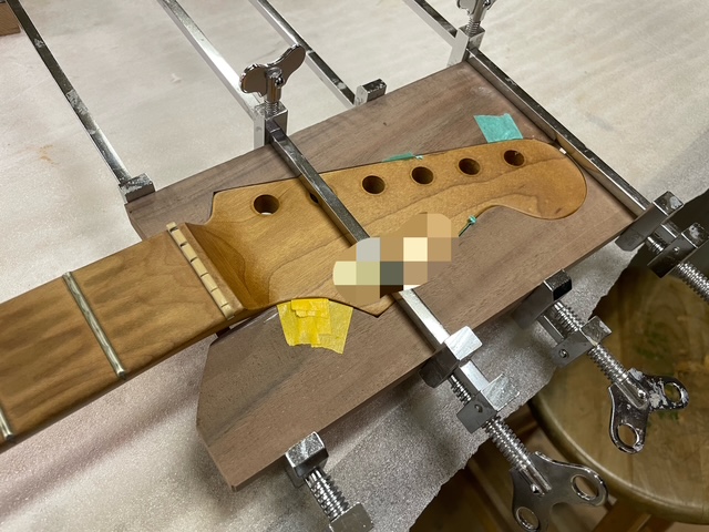 combat_guitars's tweet photo. ヘッドが割れてしまったギターをお預かりしました。
弊社ではヘッド割れも修理対応しています。
割れた断面に汚れや手の油などが付着した場合、接着剤の食いつきが悪くなってしまう場合がありますので、万が一ヘッドが割れた際は放置せずに弊社または専門店にお持ちください。
同様の理由でネック折れの場合も汚れなどが付着する前にすぐにお持ちください。
https://t.co/FCjZ9tphCG