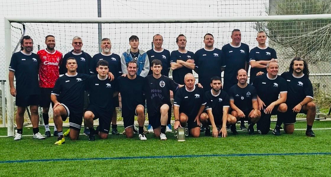 anglogalician's tweet photo. La prensa inglesa no se corta un pelo y los apoda The Black Death.

El equipo galego que ganó su 13ª Copa en la XX Edición, con todo el esplendor sobre la hierba, a falta de un ángel. https://t.co/qc9ZzhNwHk