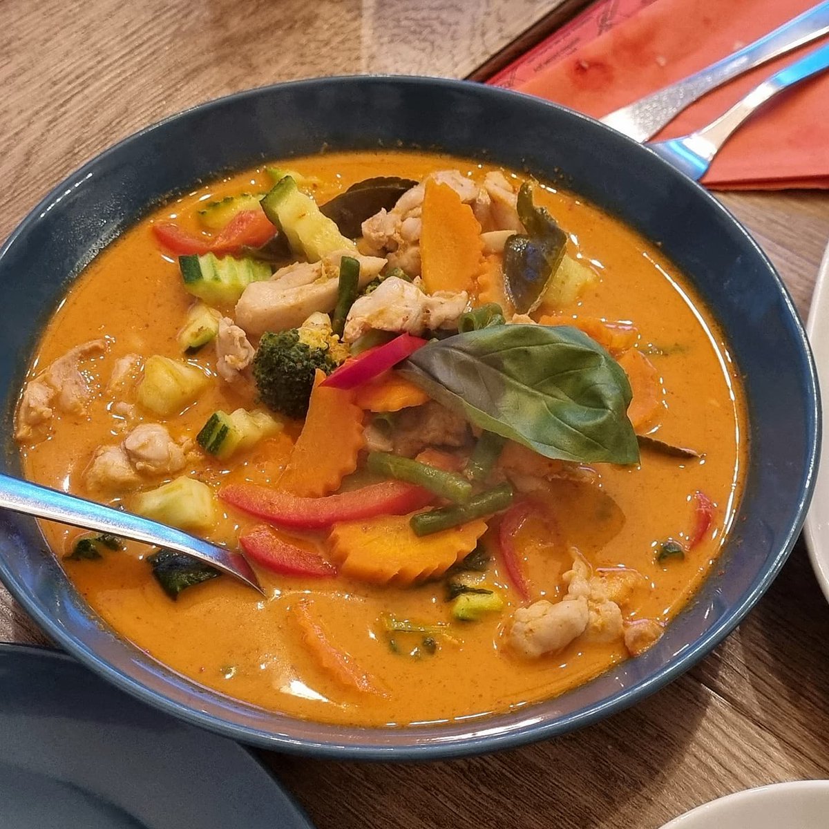 vitoria09cp's tweet photo. Thai food tonight! We tried a new restaurant near Utrecht’s city center: Red Curry, Phad Kee Mao, Phad Bai Krapauw, and curry pasties. Friendly staff, generous portions, and everything was delicious. https://t.co/p4oobrrkgT