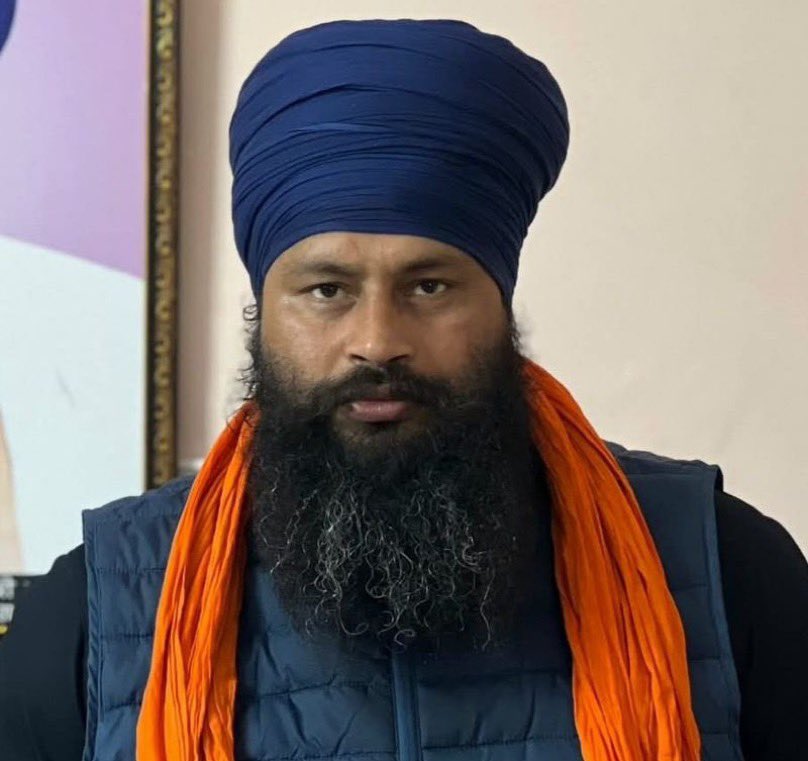 singhamriitpal's tweet photo. ਭਾਈ ਅਮ੍ਰਿਤਪਾਲ ਸਿੰਘ ਨੇ ਜਦੋਂ 2023 ਵਿੱਚ ਖਾਲਸਾ ਵਹੀਰ ਸ਼ੁਰੂ ਕੀਤੀ ਤਾਂ ਮਾਲਵੇ ਵਿੱਚੋਂ ਸਭ ਤੋਂ ਗਰਮਜੋਸ਼ੀ ਦੇ ਨਾਲ ਉਸ ਨੂੰ ਭਾਈ ਪਰਵਿੰਦਰ ਸਿੰਘ ਝੋਟਾ ਦਾ ਸਾਥ ਮਿਲ਼ਿਆ। ਭਾਈ ਪਰਮਿੰਦਰ ਸਿੰਘ ਪੰਜਾਬ ਦੀ ਜਵਾਨੀ ਦਾ ਬਹੁਤ ਦਰਦ ਰੱਖਦੇ ਸਨ ਤੇ ਬੁਲੰਦ ਆਵਾਜ਼ ਵਿੱਚ ਨਸ਼ੇ ਤਸਕਰਾਂ ਪੁਲਿਸ ਅਤੇ ਸਰਕਾਰ ਦੀ ਸ਼ਮੂਲੀਅਤ ਉੱਤੇ ਸਵਾਲ ਕਰਦੇ ਸਨ। ਨਸ਼ਾ ਵੇਚਣ ਵਾਲਿਆਂ ਦੇ ਗਲਮੇ ਹੱਥ ਪਾਉਂਦੇ ਸਨ। ਯੋਧਿਆ ਸੂਰਬੀਰਾਂ ਤੇ ਖਾੜਕੂ ਸਿੰਘਾਂ ਦੀ ਉਮਰ ਬਹੁਤੀ ਲੰਮੀ ਨਹੀਂ ਹੋਇਆ ਕਰਦੀ। ਭਾਈ ਪਰਵਿੰਦਰ ਸਿੰਘ ਝੋਟਾ ਪੰਜਾਬ ਦੀਆਂ ਨਸਲਾਂ ਨੂੰ ਬਚਾਉਣ ਹਿੱਤ ਆਪਣੇ ਪ੍ਰਾਣ ਨਿਸ਼ਾਵਰ ਕੀਤੇ ਹਨ । ਭਾਈ ਪਰਵਿੰਦਰ ਸਿੰਘ ਦਾ ਕਾਤਲ ਕੇਵਲ ਇੱਕ ਨਸ਼ਾ ਤਸਕਰ ਮੈਡੀਕਲ ਸਟੋਰ ਵਾਲਾ ਨਹੀਂ ਸਗੋਂ ਇਹ ਪੂਰਾ ਸਿਸਟਮ ਹੈ, ਜਿਸ ਵਿੱਚ ਸਰਕਾਰਾਂ, ਪੁਲਿਸ ਤੇ ਨਸ਼ੇ ਦੇ ਸੌਦਾਗਰ ਸ਼ਾਮਲ ਹਨ । ਪਰ ਭਾਈ ਪਰਵਿੰਦਰ ਸਿੰਘ ਝੋਟਾ ਇਸ ਕਾਫਲੇ ਵਿੱਚ ਇਕੱਲਾ ਨਹੀਂ ਸੀ ਉਸ ਦੇ ਪਿੱਛੇ ਪੰਜਾਬ ਦੇ ਸੈਂਕੜੇ ਹਜ਼ਾਰਾਂ ਨੌਜਵਾਨ ਨਸ਼ੇ ਦੇ ਖਿਲਾਫ ਜੰਗ ਲੜਨ ਲਈ ਤਿਆਰ ਬਰ ਤਿਆਰ ਹਨ। 
ਮਰਦ ਦਲੇਰ ਝੋਟੇ ਨੂੰ ਆਖਰੀ ਵਾਰ ਦੀ ਫ਼ਤਿਹ !
ਗੁਰੂ ਮਹਾਰਾਜ ਚਰਨਾਂ ਵਿੱਚ ਨਿਵਾਸ ਬਖਸ਼ਣ।