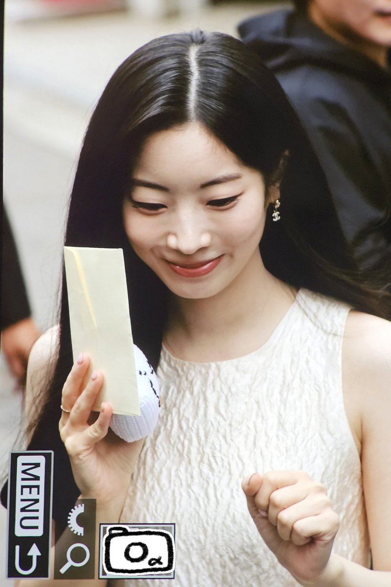 fishcmr's tweet photo. 261013 브랜드 행사

고마워 ~
푹 쉬어🤍🤍

#TWICE #DAHYUN
#트와이스 #다현 #ダヒョン https://t.co/O25TQNVyOY