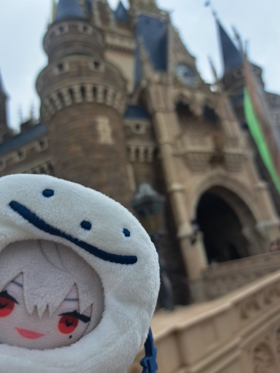 FpIlq's tweet photo. 昨日は魔界、今日は夢の国
夢の国のお姉さんに「昨日は大活躍でしたね！」て褒められたよくずは https://t.co/PZuu7hbiXm