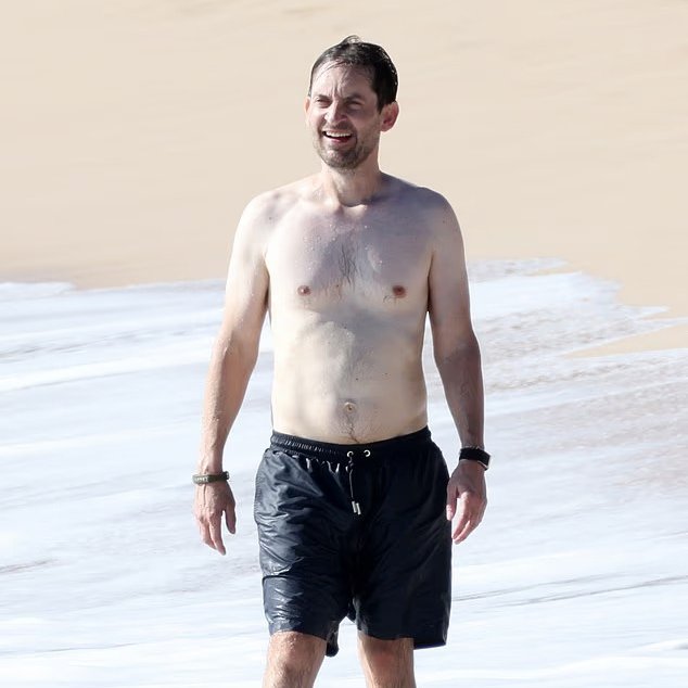 bpthaber's tweet photo. Leonardo DiCaprio, yakın dostu Tobey Maguire ile Hawaii’de görüntülendi.

— Courteney Cox ve Kate Hudson da eşlik etti.

— Grup, Tobey Maguire’ın eski eşi Jennifer Meyer’in düğünü öncesinde plajda vakit geçirdi.

— Meyer, milyarder Geoff Ogunlesi ile Hawaii’de evlendi. https://t.co/faIFfVGwtZ
