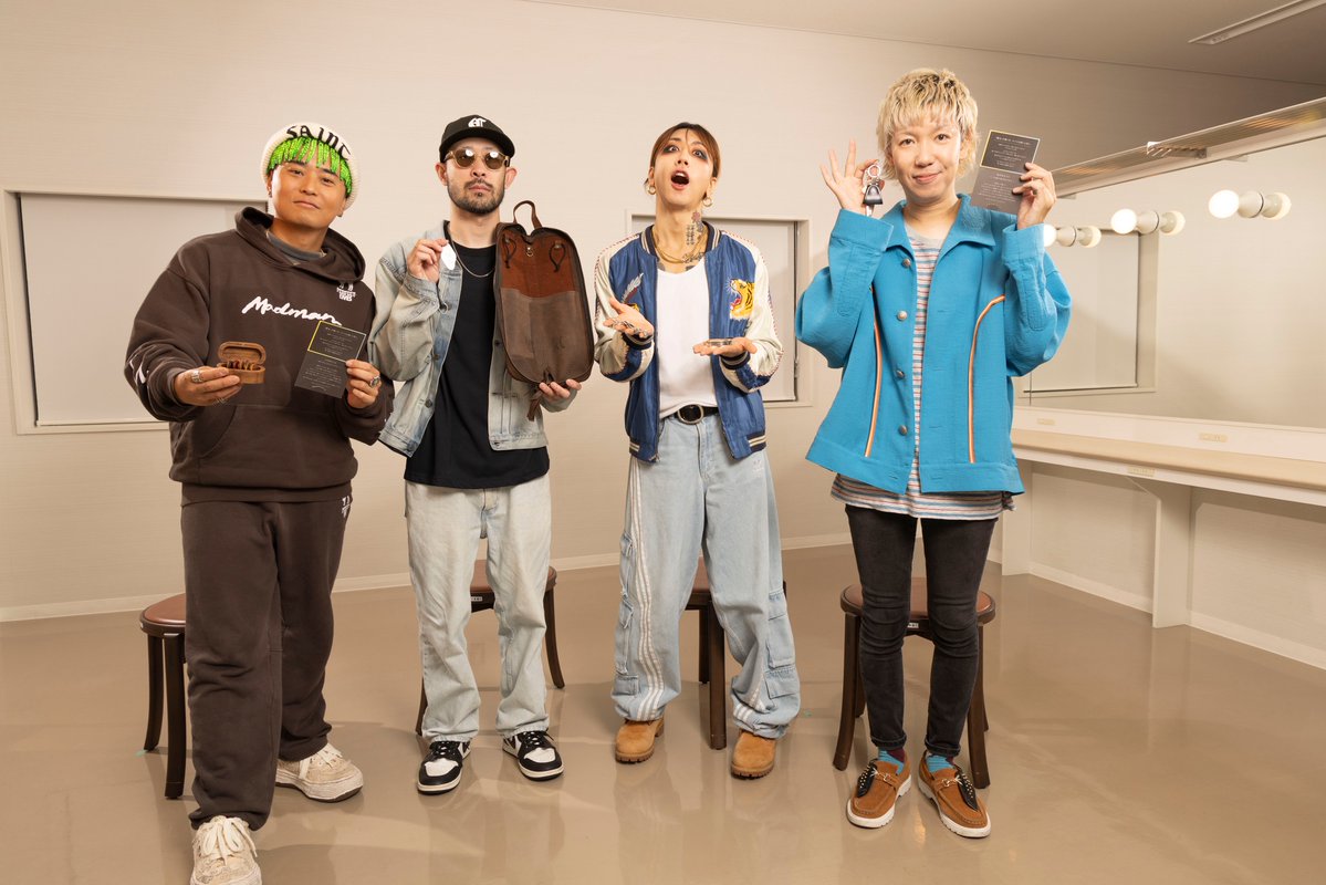 kokumin_atto's tweet photo. 📖  贈呈品紹介 FINAL
🎁 『5th MEMBER KEY』

このプロジェクトを完成させたのは、
SUPER BEAVERだけではありません。
誰かを想い、言葉と景色を届けてくれた皆さんでした。

だから私たちは、
皆さんの言葉を極小レーザーで刻み込んだ、
特別なシルバーキー『5th MEMBER KEY』を制作し、
メンバー全員へお贈りしました。

SUPER BEAVERが音楽を届ける。
皆さんが想いを返す。
その想いがまたSUPER BEAVERへ届く。

そんなつながりの中で、この景色は生まれました。

だから、思いました。

皆さんこそが、
この景色を一緒につくり上げた
“5人目のSUPER BEAVER”だと。

この鍵は、ただの贈り物ではありません。
SUPER BEAVERと皆さんで紡いだ、
このプロジェクトそのものを刻んだ鍵です。

ここに集まった、たくさんの想いが、
これからもSUPER BEAVERの音楽のそばに
ありますように。
そんな願いを込めました。

あなたの想いは、本になりました。
贈り物になりました。
そして今、SUPER BEAVERのもとにあります。

あの日。
誰かの顔を思い浮かべながら綴ってくれた言葉。

そのひとつひとつが重なり、
この景色につながりました。
本当に、本当にありがとうございました。

#SUPERBEAVER
#健気を支えてくれるあなたへ
 #こくみん共済あっと

そして。
たくさんの温かい言葉を、ありがとうございました。

「この企画を続けてほしい」
その言葉は、私たちの背中を押してくれました。

誰かを想う気持ちは、ちゃんと誰かに届く。
その想いは、また誰かを支える力になる。
この企画の中で、その尊さを、
何度も感じさせてもらいました。

今日つながった想いが、
また誰かの明日を支えますように。

そして、いつか。
この物語の続きを描ける日が来たら。
その時も“あなた”と同じ景色を見られたら嬉しいです。