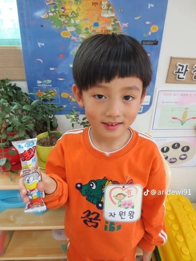 forseanhyeon's tweet photo. DIA TUH LUCU BANGET SUMPAH PENGEN GW GENDONG😭😭😭😭😭TRUSS GW JAHILIN SMPE NANGIS ABIS ITU GW KSIH ES KRIM BIAR DIEM😭😭LUCU BGT ADEKK KEMASAN MINI GEMESNYA NATURAL BGT😫💗my dd keju ubi ompong🧸... KECIL KECIL IMUT GT LOHHG PAHAM GK SIH KYK PENGEN GW KUNYAH😭😭🧸 https://t.co/1ZKCYw3STX