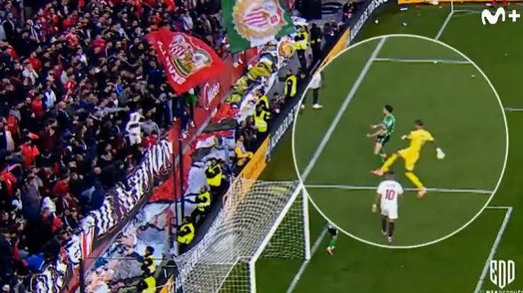 scottazos's tweet photo. Quiere decir que si la afición siente que la han provocado, tirar botellas esta justificado? .. y tarjeta al jugador?? -..... es para contarselo a un amigo... https://t.co/pAk0sVK169