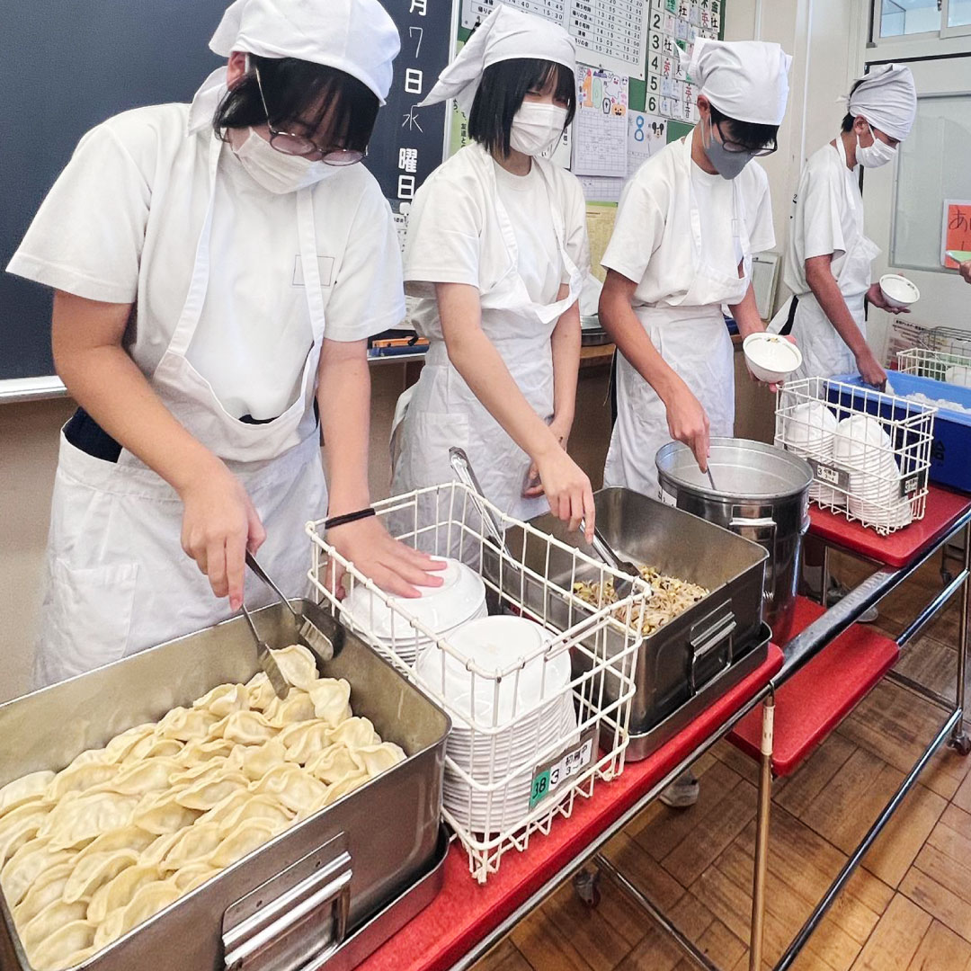 gyouza_mansyu's tweet photo. 埼玉県川越市の小中学校で
「ぎょうざの満洲コラボ給食」登場✨

川越市給食センターのみなさんが、
ぎょうざの満洲の餃子・タレ・秘伝豆で
お店にはないオリジナルメニューを
作ってくれました✨

メニュー
🍚 いけいけもりもりうま煮丼
🥟 もちもち蒸し餃子
🥗 秘伝豆ともやしの塩昆布和え

『このおいしさを味わえるのは給食だけ！！』
生徒の皆さんに楽しんで
食べてもらえたらうれしいです😊

#ぎょうざの満洲 
#川越市
#給食
#元気に登校給食プロジェクト