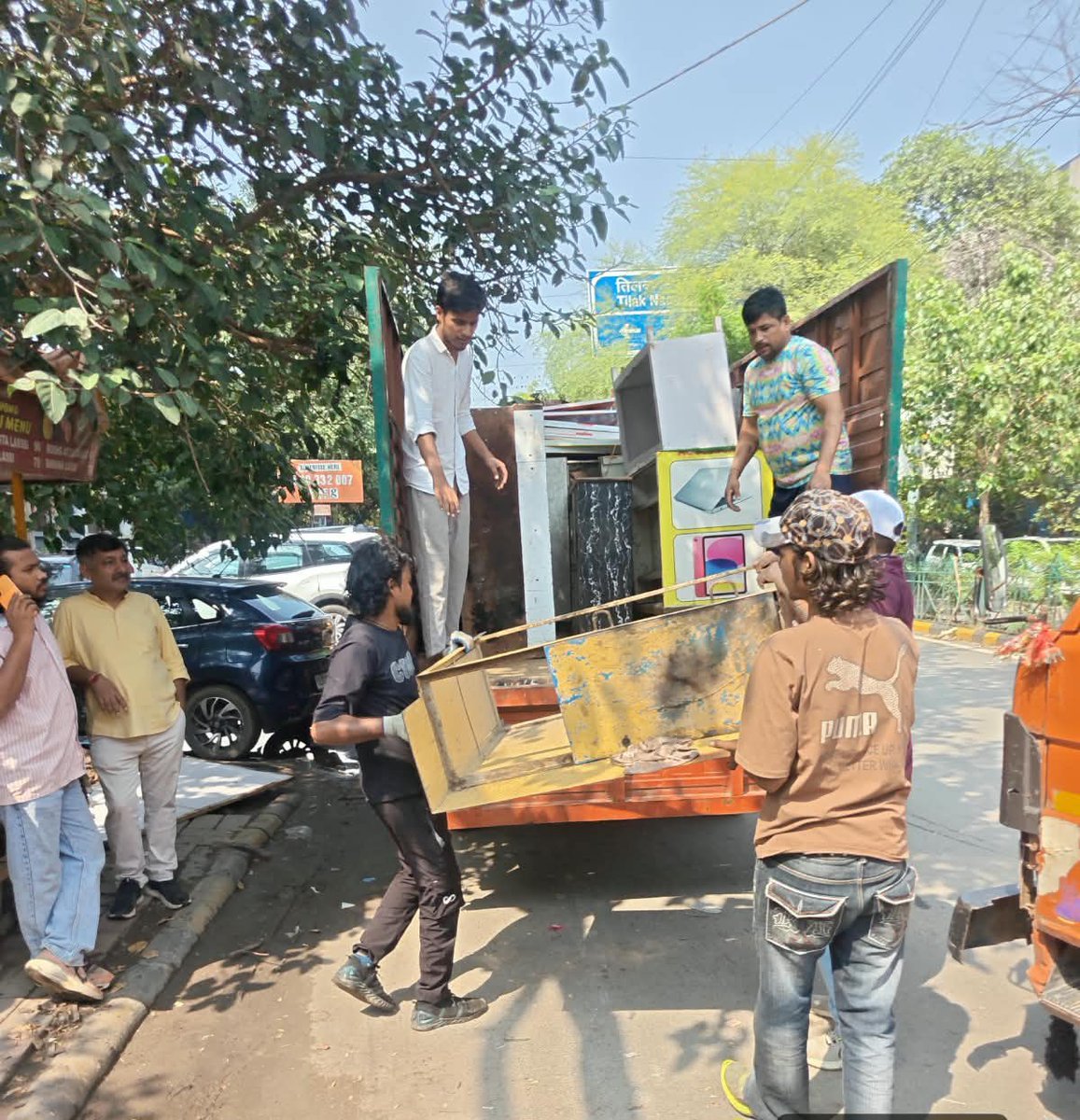 MCD_Delhi's tweet photo. PUBLIC SPACES ARE FOR EVERYONE
MCDβs West Zone took action to remove temporary encroachments in Janakpuri, helping keep public areas clear for everyone.
@gupta_rekha @CMODelhi @praveshwahi @dcwestzone
#MCD #MCDCares #Delhi #CleanDelhi #WestZone #Janakpuri https://t.co/PU18UlJ7XK