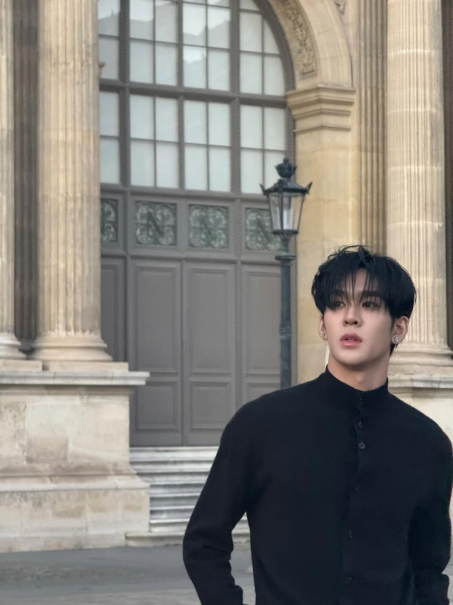 Pthrtb's tweet photo. ใส่เสื้อดำเค้าว่าพึ่งช้ำใจ 🦋
#.พักใจที่ปารีส #.แค่พี่ชาย #.ม๋าแก่ก็มีหัวจัย

𓍯𓂃 #auautnp 𓏧♡ https://t.co/BzGAy6YOwW