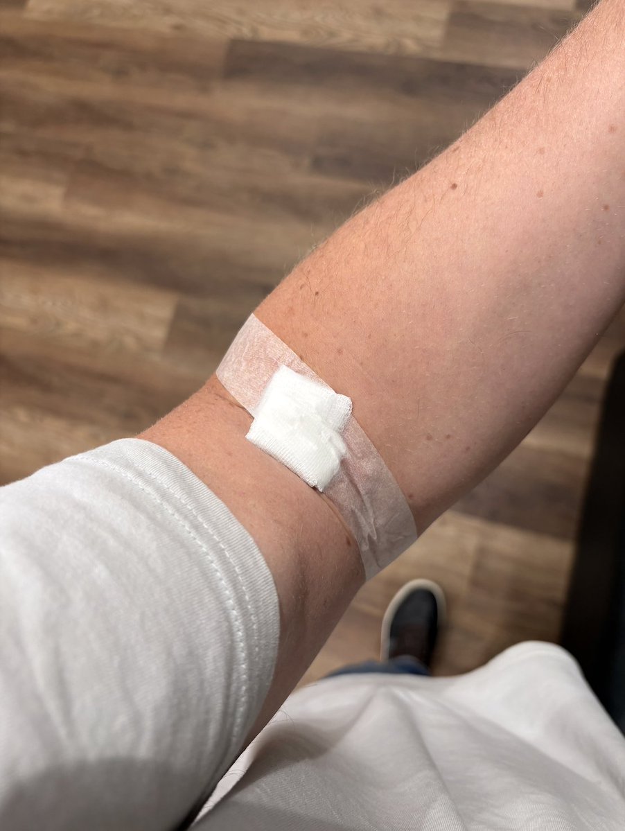 PGerschmann's tweet photo. Jeśli chcesz szybko i za darmo zrobić pakiet badań medycznych, to przeczytaj ten wpis. 

Właśnie skorzystałem z programu “Moje Zdrowie” od Ministerstwa Zdrowia i opowiem krok po kroku jak to działa. Zaczynamy od rejestracji online na pacjent. gov. pl i wypełnienia krótkiej ankiety.

Po tym kontaktuje się z nami przychodnia lekarska, do której jesteśmy przypisani. Na dzień dobry zapraszają nas do laboratorium, gdzie pobierają nam próbki krwi i moczu. 

Gdy wyniki będą gotowe (około 2 dni) to idziemy na spotkanie z lekarzem. W moim przypadku trwało ono dobre 30 minut. Dostałem szereg pytań o moje choroby i te w rodzinie, o samopoczucie i dolegliwości, zmierzono mi też ciśnienie etc.

Następnie lekarz przechodzi przez nasze wyniki badań (morfologia, kreatynina, glukoza, profil lipidowy, hormony tarczycy, próby wątrobowe etc). Omawia je, daje zalecenia i wskazuje dalsze kierunki działań. Z wizyty wychodzimy z wydrukowanym indywidualnym planem zdrowotnym, na którym jest opisane, co powinniśmy dalej robić.

Udział w tym programie polecam szczególnie osobom takim jak ja, czyli które nie chodzą do lekarza, jak ich nie boli. Dzięki niemu łatwo i sprawnie zrobimy sobie podstawową diagnostykę. Cały proces jest bezpłatny (w sensie, z naszych podatków), dotyczy osób powyżej 20 roku życia i można go robić cyklicznie.

U mnie nie wszystko wyszło idealnie, choć i tak lepiej niż się spodziewałem. Póki co wygląda na to, że jestem zdrów 🤞
