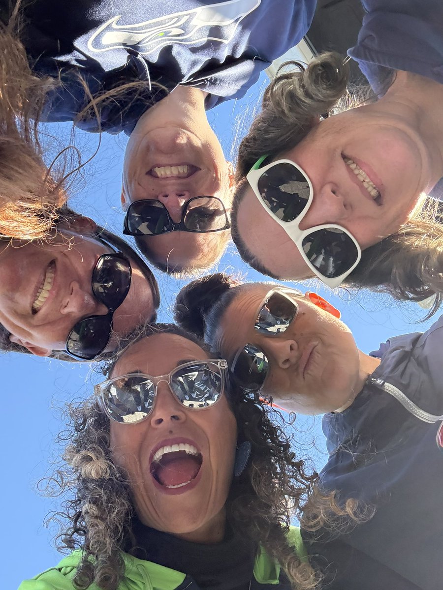 Chile10's tweet photo. Seahawks Sunday 
Tailgating with friends and a fun game #LifeIsAnAdventure #livingintentionally #Seahawks https://t.co/nPRu5dAKUF