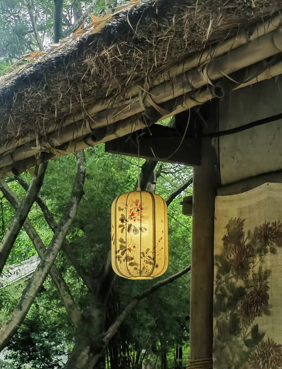 mimiovo001's tweet photo. My favorite ancient Chinese scene has the awe-inspiring rank of the hegemon, which shakes the pioneer and leans on the fence of time. https://t.co/mzdW2qppDJ