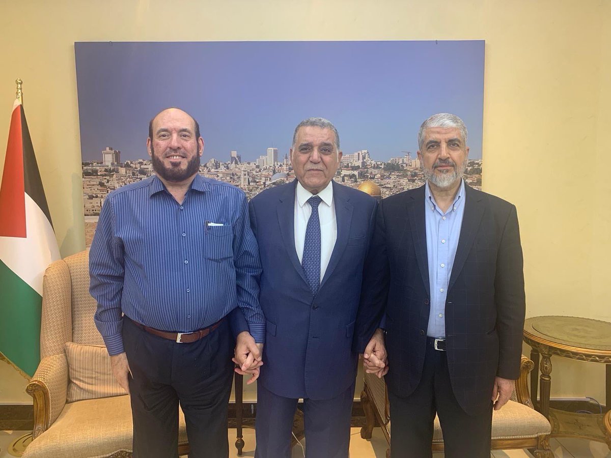 sameer_alhayari's tweet photo. من اسرار السابع من اكتوبر التي لم تعد محرمة انني التقيت بعد بدايتها بفترة وجيزة بالسيد خالد مشعل بمنزله في الدوحة لأكتشف انه وقيادة الحركة السياسية اخر من يعلم بقرار السنوار ومجموعته وشرح لي مبررات ذلك بقوله : هل يعلم وزير خارجيتكم بقرارات رئيس هيئة الأركان..!(الصورة من ارشيف المهندس مروان الفاعوري).