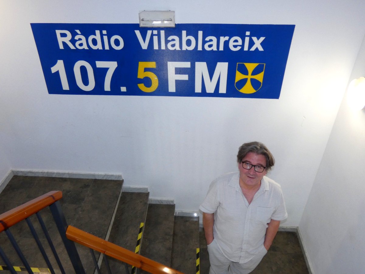 rvilablareix's tweet photo. Bon dia. Avui, a les 12 h, entrevistem @PereAnglas Ens presentarà la seva darrera novel·la "El sastre de Barcelona" que ha estat guardonada amb el Premi Néstor Luján 2026 @columnaedicions 107.5 FM 📻 (Girona) https://t.co/mdCIRLU251