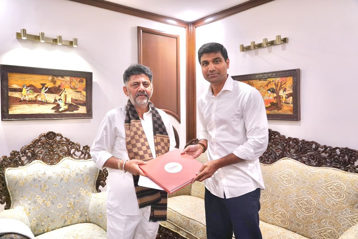 Telugu360's tweet photo. విజయవాడ ఉత్సవ్‌కు కర్ణాటక సీఎం డీకే శివకుమార్‌ను ఆహ్వానించిన ఎంపీ లావు శ్రీకృష్ణదేవరాయలు 

@DKShivakumar @SriKrishnaLavu https://t.co/4iyGLz6axq