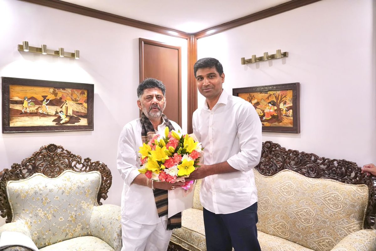 Telugu360's tweet photo. విజయవాడ ఉత్సవ్‌కు కర్ణాటక సీఎం డీకే శివకుమార్‌ను ఆహ్వానించిన ఎంపీ లావు శ్రీకృష్ణదేవరాయలు 

@DKShivakumar @SriKrishnaLavu https://t.co/4iyGLz6axq