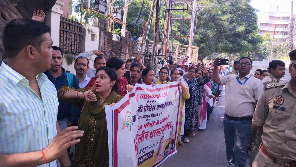Humaira14061495's tweet photo. उत्तर प्रदेश राष्ट्रीय स्वास्थ्य मिशन संविदा कर्मचारी लंबे समय से अपनी मांगों को लेकर परेशान हैं पर जिनके कंधों पर covid जैसी महामारी पर सरकार अपनी पीठ थपथपा रही है उनकी हालत और उनके परिवार की मुश्किलें सरकार को नहीं दिख रही महंगाई चरम पर है कैसे कोईअपना घर चले शोषण बंद करे सरकार https://t.co/Axg4edN13p
