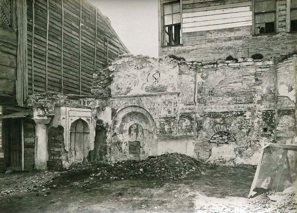 umuttgunerr's tweet photo. 1929 yılında yıktırılan ve eski bir Bizans şapelinin mescide dönüştürülmüş hâli olan Ayvansaray'daki Toklu Dede Mescidi'nin son hâli. https://t.co/wPGlpswZVA