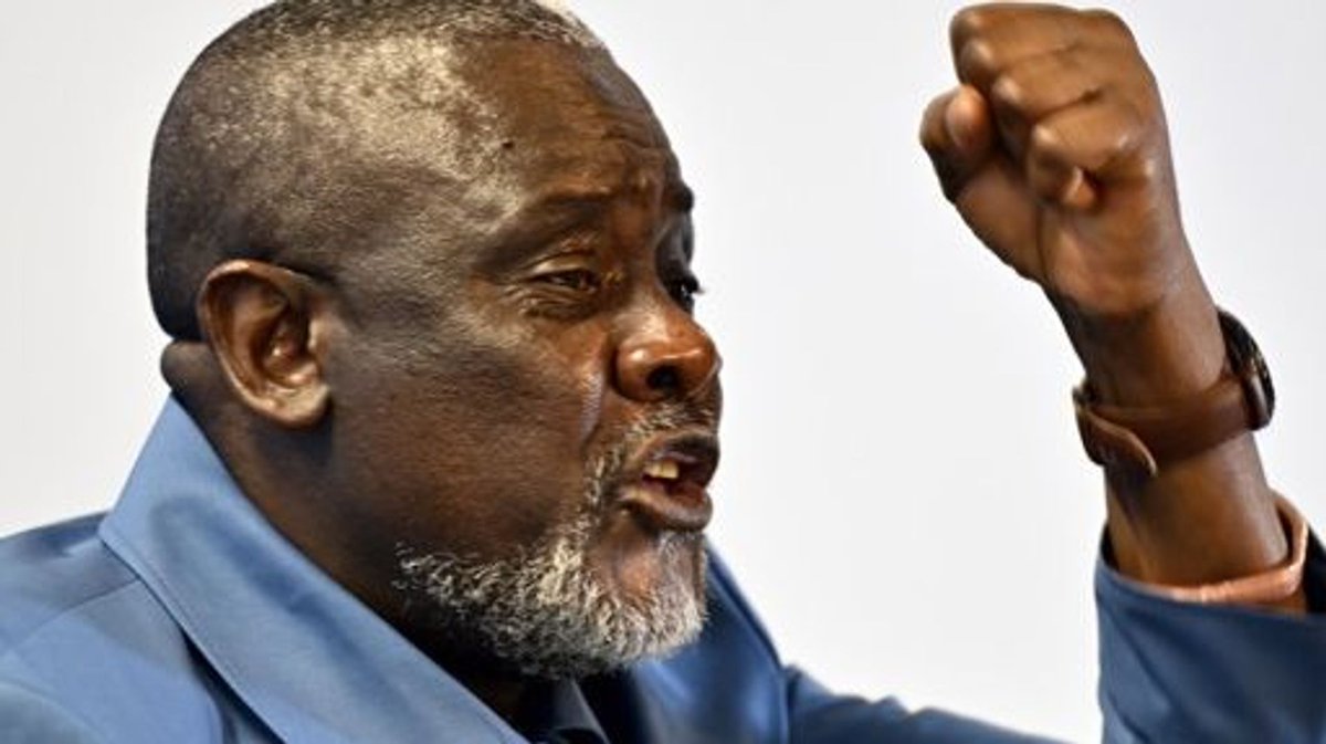 JamesMukeshaba's tweet photo. #RDC_M23🔴: Franck Diongo, coordinateur de MRC ( Mouvement de Réveil du Congo), félicite Joseph Kabila pour la création du mouvement politico-militaire Front pour la Refondation de la Nation (FRN), issu de l’AFC/M23.

Suivre 👉🏽 @JamesMukeshaba https://t.co/0fNF8KYyfz