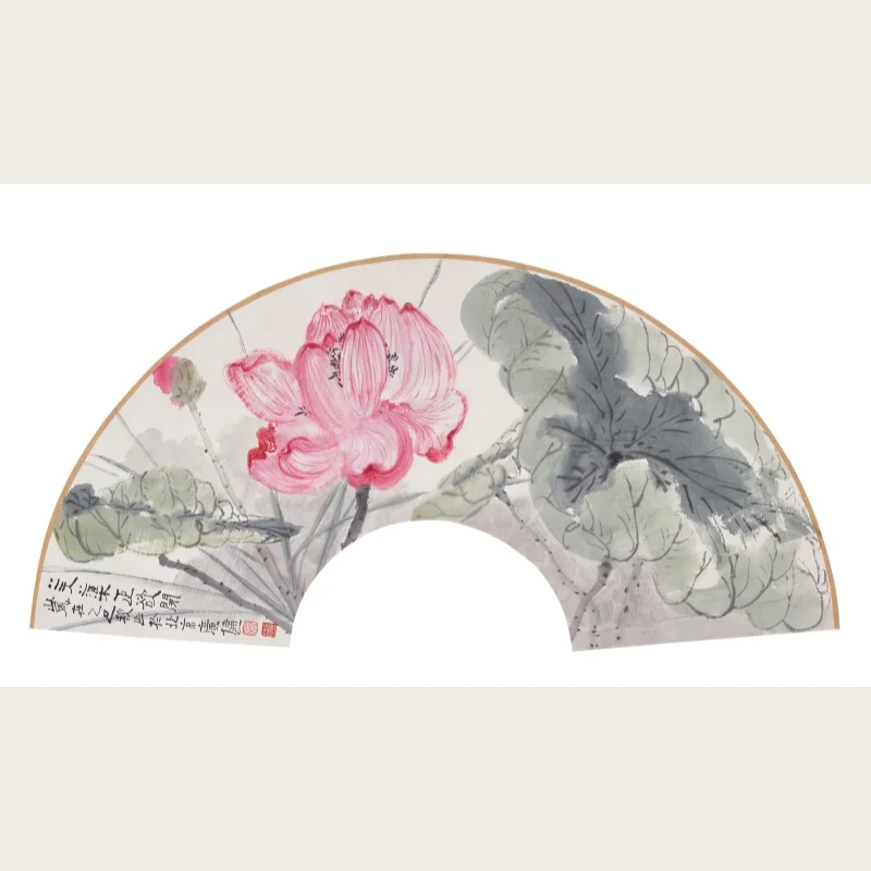 Jn0L3M26zIhAT7's tweet photo. ✨Artwork of the Day | Embracing Diversity Exhibition 
Fan Painting by JIA Guangjian Boneless freehand lotus on a fan. Soft pink petals, fluid ink leaves. Elegant brushwork captures the serene literati charm in this miniature masterpiece. 
#ChinesePainting #LotusArt https://t.co/FhQ0Fn5Ehn