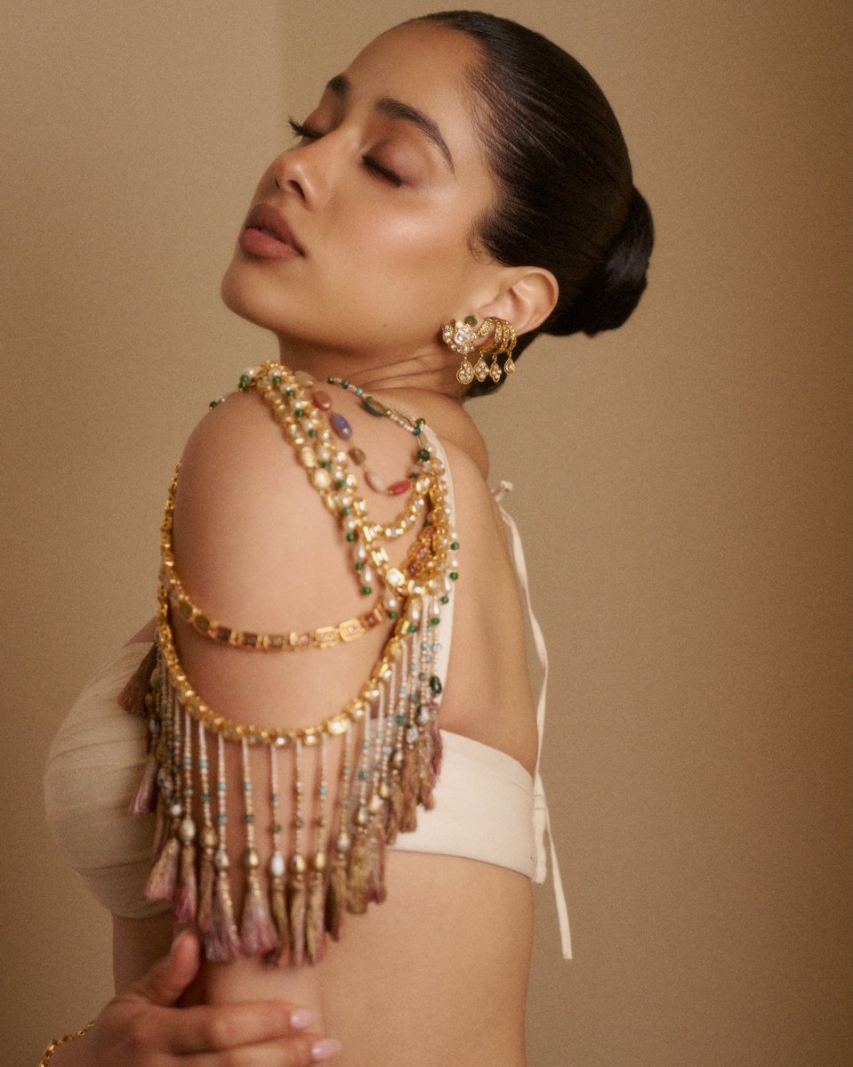 BollyDivasDaily's tweet photo. her waistline vs your self control… who wins 😭 #janhvikapoor #bollywood https://t.co/1FxTmuKHGc
