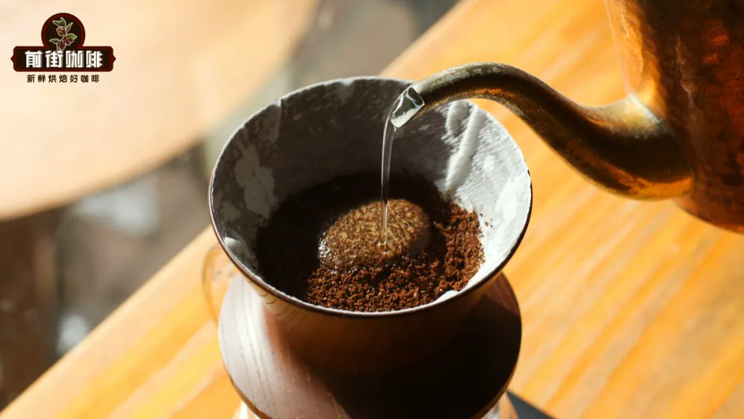 RovqgfHKcOkD4Ap's tweet photo. [今日のコーヒーはフィルターで豆をしっかり筛い、挽きたての香りが最高！ カウンターに置いたコーヒーメーカーの前で、ふと拾ったコーヒー豆の殻を见て、なんだかほっこり。] https://t.co/AHRRrWt6sF