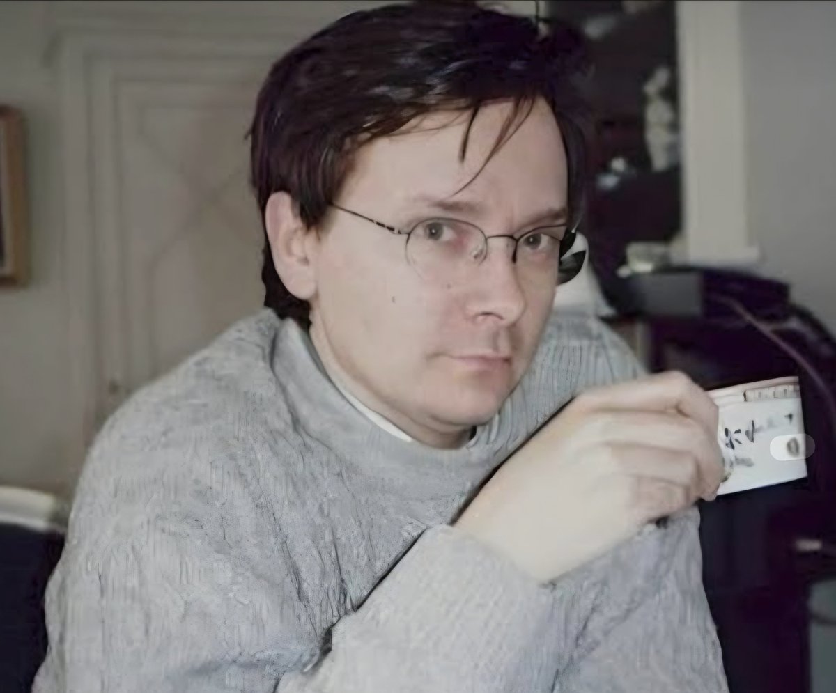 AbdoulayeK3's tweet photo. Trois ans déjà. Et nous n'oublions pas.

Le 13 octobre 2023, #DominiqueBernard était assassiné à Arras par un terroriste islamiste.

Son seul tort ? Être un enseignant, un homme qui avait choisi de consacrer sa vie à transmettre le savoir et à faire grandir notre jeunesse.

Trois ans après, son assassinat doit continuer à nous interpeller. Car une société dans laquelle un professeur peut être tué au sein même de son établissement est une société qui doit s'interroger sur sa capacité à protéger ceux qui construisent son avenir.

L'École doit rester un sanctuaire. Un lieu de savoir, d'émancipation et de liberté. Jamais un lieu de peur.

Nous avons le devoir de protéger nos enseignants, de défendre la laïcité et de ne jamais transiger face à ceux qui veulent imposer la violence et l'obscurantisme.

Aujourd'hui, mes pensées vont à sa famille, à ses proches et à l'ensemble de la communauté éducative.

#DominiqueBernard , comme Samuel Paty, ne doit jamais tomber dans l'oubli.

Parce que défendre nos professeurs, c'est défendre la République.🇫🇷