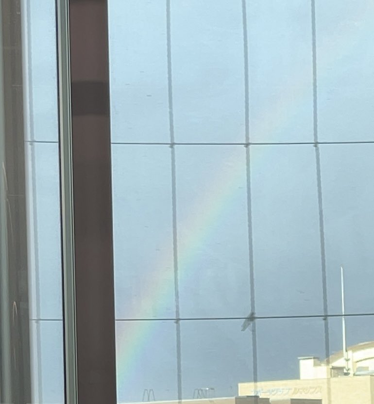 annya342's tweet photo. 駅のホームからなんとかギリギリ見えた虹🌈
福ぎゃるは虹始見。を思い出すね🫶🏻💜 https://t.co/pJJKgjcZdN