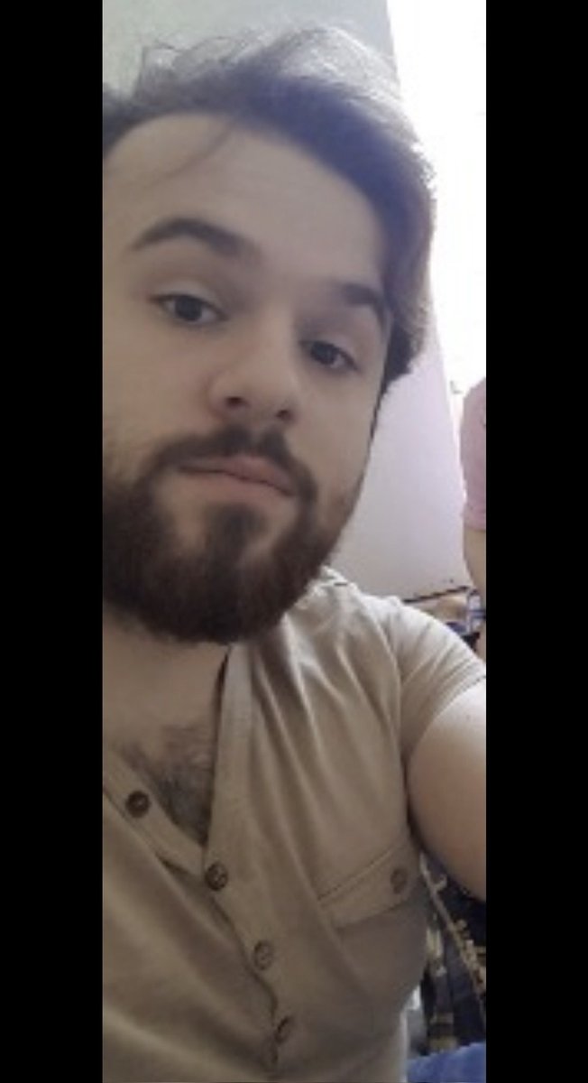 amiro1na's tweet photo. Hoe oud ben jij Murat? 35? 40? Word het geen tijd om te trouwen🤣 https://t.co/cOEqwhL0QM