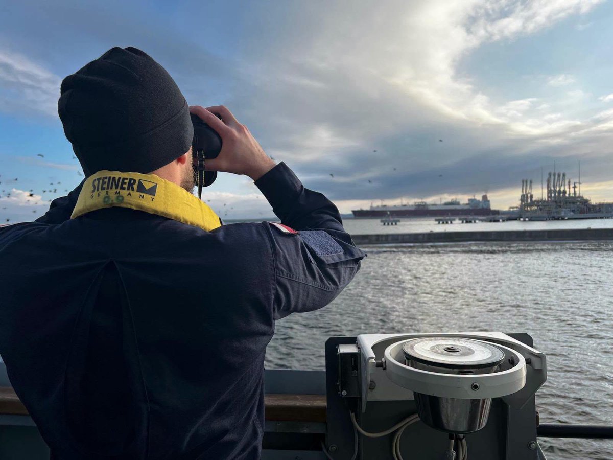 DowOperSZ's tweet photo. ⚓️ W ramach operacji #ZATOKA wydzielone siły @MarWojRP w tym statki powietrzne Gdyńskiej Brygady Lotnictwa MW monitorują polskie obszary morskie i infrastrukturę krytyczną na Bałtyku.

Połączone działania prowadzone z morza i z powietrza pozwalają budować aktualny obraz sytuacji morskiej, wcześniej wykrywać potencjalne zagrożenia i zwiększać zdolność do szybkiej reakcji.

Operacja #ZATOKA jest prowadzona od 2022 roku i koncentruje się na monitorowaniu oraz ochronie infrastruktury krytycznej znajdującej się w polskiej wyłącznej strefie ekonomicznej. Obejmuje m. in. gazociągi, podmorskie kable telekomunikacyjne, platformy wydobywcze oraz infrastrukturę związaną z terminalem naftowym i gazoportem.

Działania obejmują również monitoring żeglugi i obserwację akwenów, którymi przebiegają ważne szlaki komunikacyjne na Bałtyku. Pozwala to identyfikować nietypową aktywność i potencjalne zagrożenia w rejonach kluczowej infrastruktury.

🇵🇱 Operacja #ZATOKA pozostaje jednym z ważnych elementów systemu bezpieczeństwa na Morzu Bałtyckim.

FOTO: COM-DKM
#PołączeniDlaBezpieczeństwa🤝#JointForSecurity