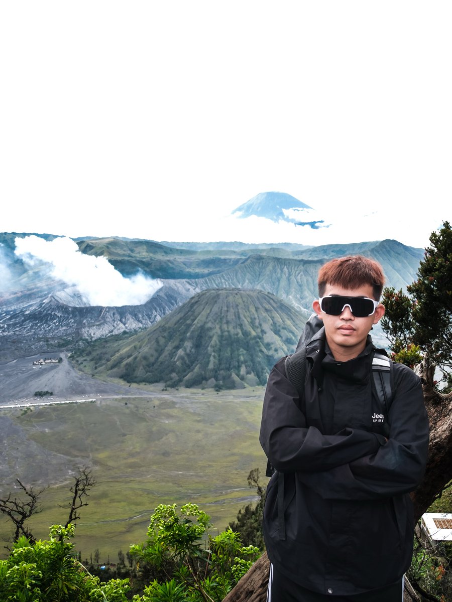 hatem5550's tweet photo. 今天26岁。不是刚刚开始，也不算走得太远，刚好站在人生中段，开始真正为自己而活。

愿这一年带着勇气坚定前行，身体健康，心里有光，日子安稳，笑容真实。 https://t.co/6KKIhtUgcZ