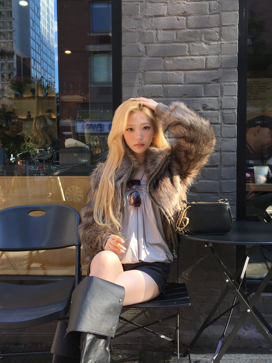 stellakiims's tweet photo. too hot to be just another face in new york. https://t.co/pbeJPahPmx