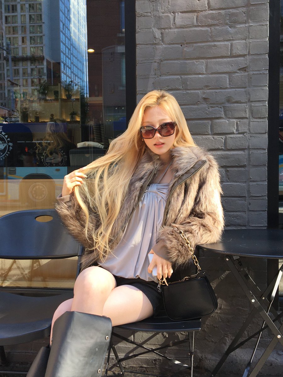 stellakiims's tweet photo. too hot to be just another face in new york. https://t.co/pbeJPahPmx
