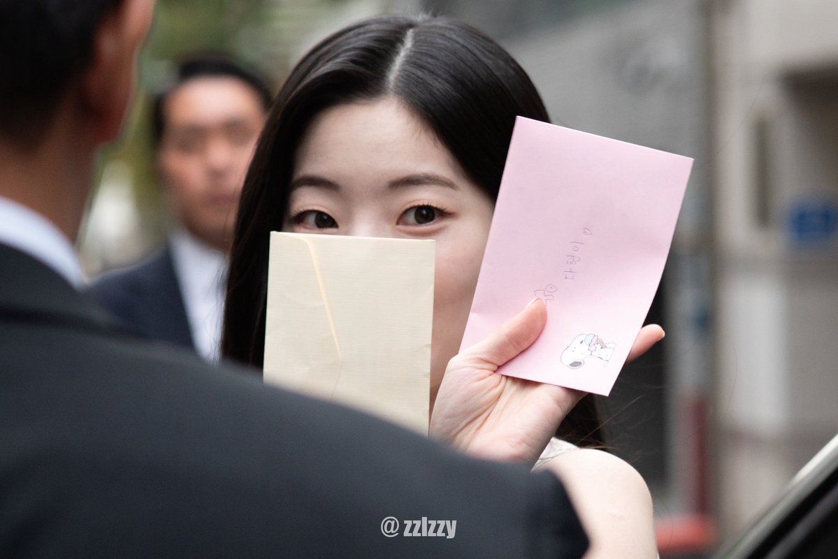 zzlzzy__'s tweet photo. 261013

><👋

#TWICE #트와이스
#다현 #DAHYUN #ダヒョン #金多贤 https://t.co/8I7vseleg3