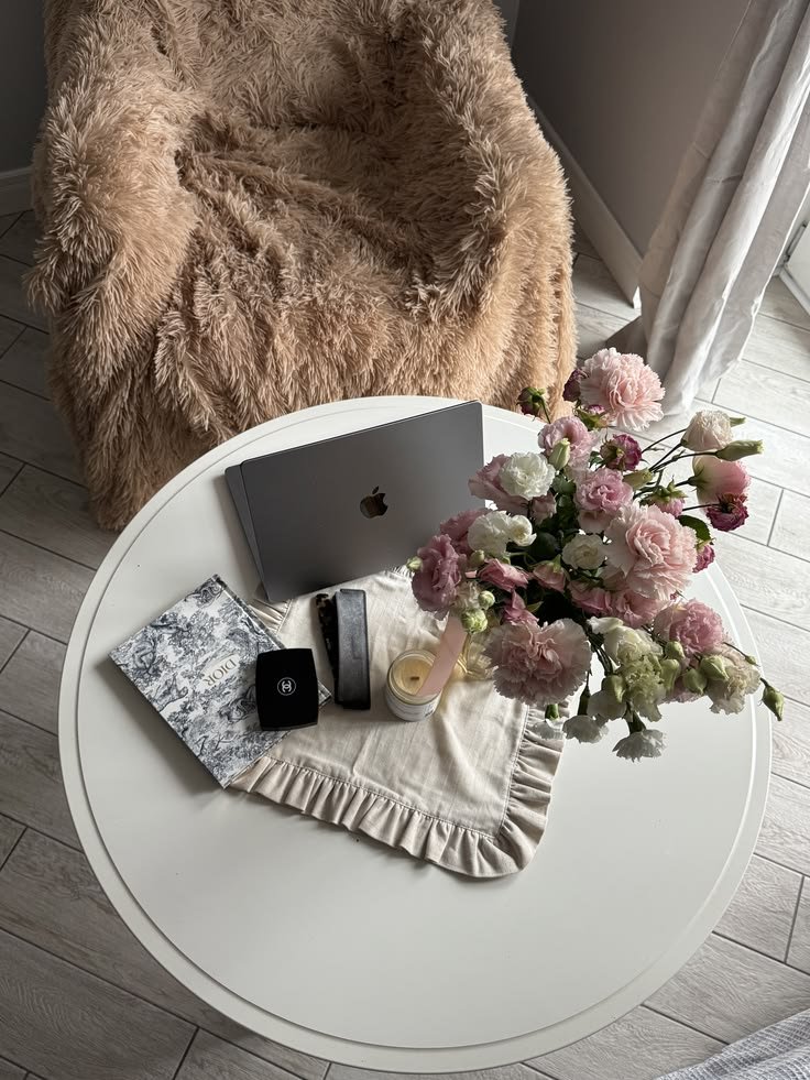 _herlore's tweet photo. I love the idea of being a woman who has her own things going on. Her career, her money, her interests, her routines https://t.co/0nH1YuIMsu
