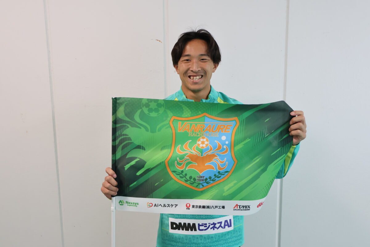 vanraure's tweet photo. 📣｜イベント情報(10月31日山形戦)

👤ゲスト
大人気お笑い芸人「鬼越トマホーク」さんがプラスタに初来場！

🎁プレゼント
ヴァンラーレ八戸オリジナル応援フラッグを先着3,000名にプレゼント🏳

🍚フード
山形の郷土料理「芋煮」1,000杯と八戸の郷土料理「せんべい汁」1,000杯の合計2,000杯をお振舞い🍲

🏟ご招待
上北地区に在住・在勤・在学の方を芝生席(バックスタンド・ホームゴール裏)に先着300名様をご招待いたします！
👇お申込みはこちら
https://t.co/QHCAAIIj34

#やっぱプラスタ 
#ヴァンラーレ八戸