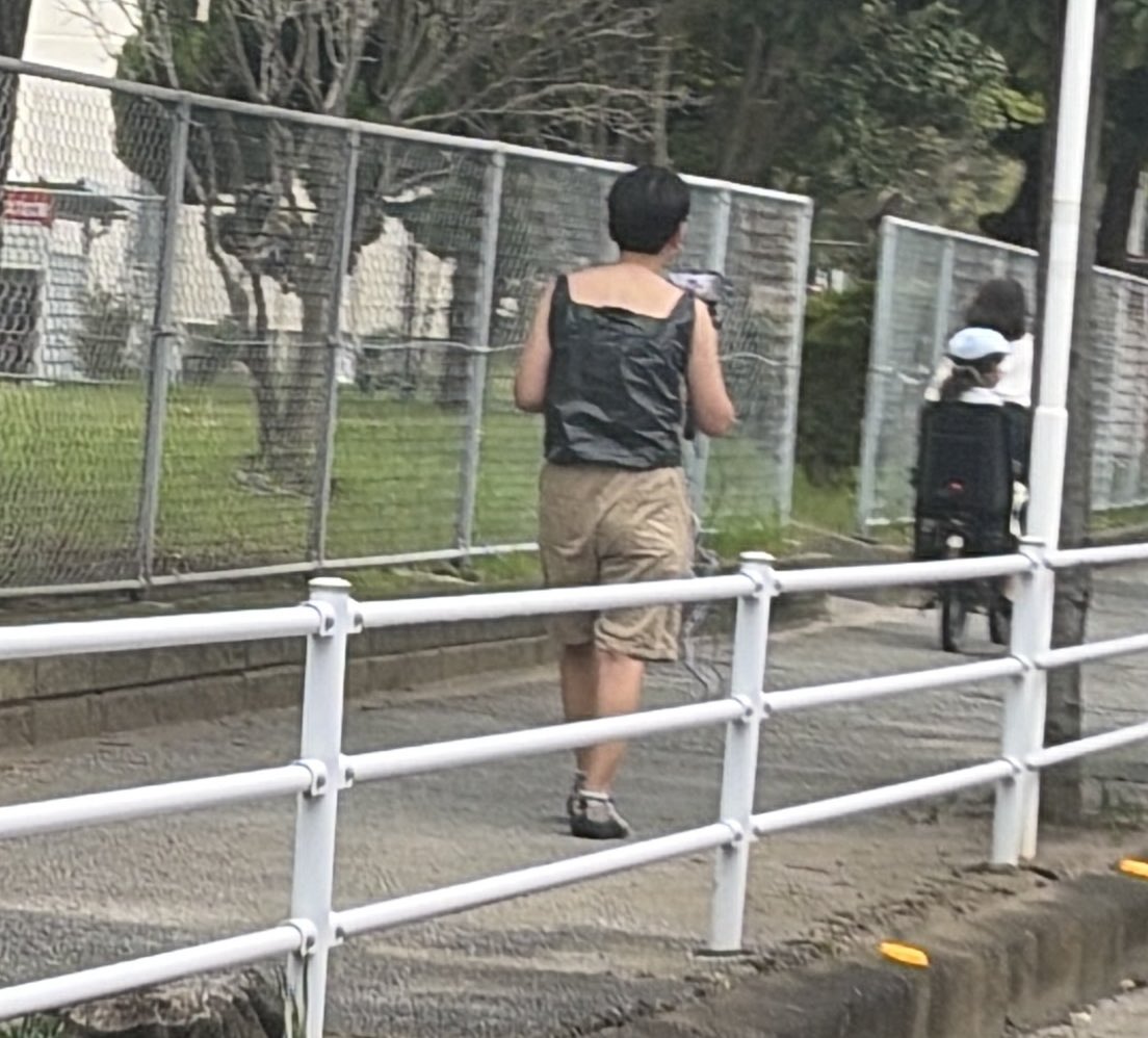 SUGARCRYPTOJP's tweet photo. ビニール袋を洋服にして配信するニンポーとかいう目立ちたがり屋の迷惑配信者 https://t.co/GIZNuEkrlQ
