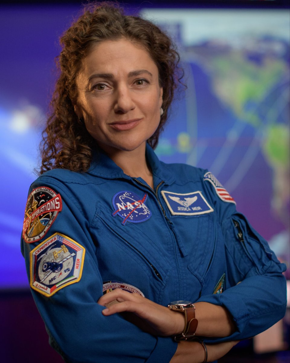 EmbSweTokyo's tweet photo. 🚀 スウェ���デンの宇宙産業で活躍する宇宙飛行士を紹介します。スウェーデン初の女性宇宙飛行士として宇宙へ飛び立ったジェシカ・メイア🌏

同じ年の10月には、NASAの同僚クリスティーナ・コックとともに、史上初めて女性だけで行う船外活動を実施。宇宙ステーションの外で、故障した電力装置の交換に取り組みました。
（ちなみに日本では、1994年に向井千秋さんが日本人女性として初めて宇宙へ。2010年には山崎直子さんが、日本人女性として2人目の宇宙飛行を果たしました🇯🇵）

今年は、宇宙船のコマンダーとして再び国際宇宙ステーションへ。研究者として、そしてチームを率いるリーダーとして活躍しています✨
