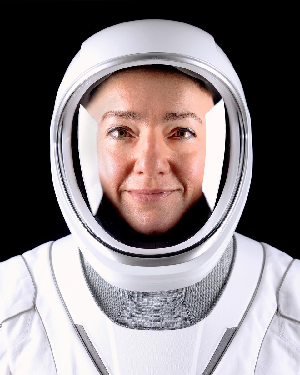 EmbSweTokyo's tweet photo. 🚀 スウェ���デンの宇宙産業で活躍する宇宙飛行士を紹介します。スウェーデン初の女性宇宙飛行士として宇宙へ飛び立ったジェシカ・メイア🌏

同じ年の10月には、NASAの同僚クリスティーナ・コックとともに、史上初めて女性だけで行う船外活動を実施。宇宙ステーションの外で、故障した電力装置の交換に取り組みました。
（ちなみに日本では、1994年に向井千秋さんが日本人女性として初めて宇宙へ。2010年には山崎直子さんが、日本人女性として2人目の宇宙飛行を果たしました🇯🇵）

今年は、宇宙船のコマンダーとして再び国際宇宙ステーションへ。研究者として、そしてチームを率いるリーダーとして活躍しています✨
