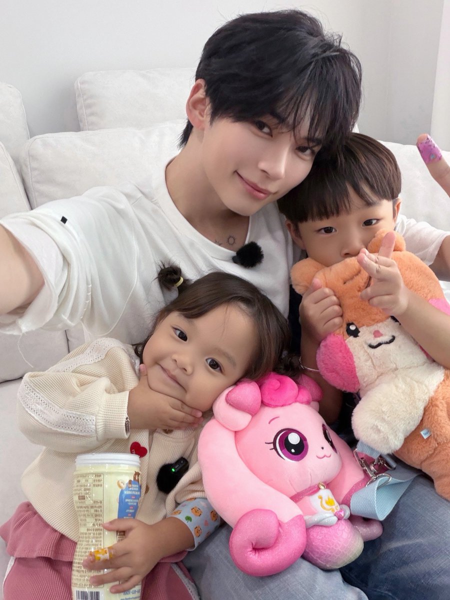 kbs_babys's tweet photo. 내년에는 꼭 봄에 찾아오겠다고 약속하고 간 한빈 삼촌🌸
하람이, 봄이, 한빈 삼촌 그리고 갓 태어난 요미 Let's go‼️
다음에는 넷이서 만나요😳

#성한빈 #SUNGHANBIN https://t.co/O51QjI2ICP