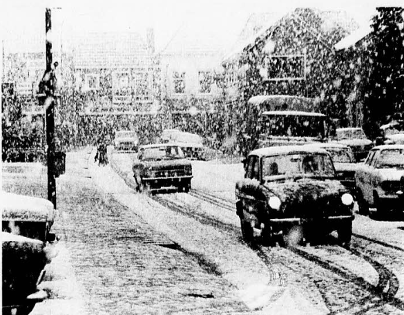 weerverteller's tweet photo. Op de ochtend van 13 oktober 1975, vandaag 51 jaar geleden, keken veel Nederlanders verbaasd naar buiten toen het in grote delen van het land begon te sneeuwen. https://t.co/bSkdSYN57X #oktober #sneeuw #13oktober1975

Foto: Archief Barneveldse Krant https://t.co/eyqMyncOGS