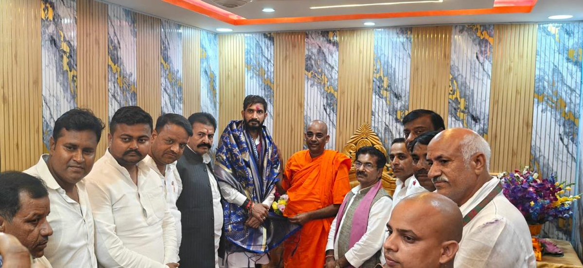 socialistaditya's tweet photo. भदन्त ज्ञानेश्वर बुद्ध विहार, कुशीनगर के प्रबंधक भदन्त महेंद्र थेरो जी की माता के निधनोपरान्त श्रद्धांजलि अर्पित की। https://t.co/7vIiLOpNve